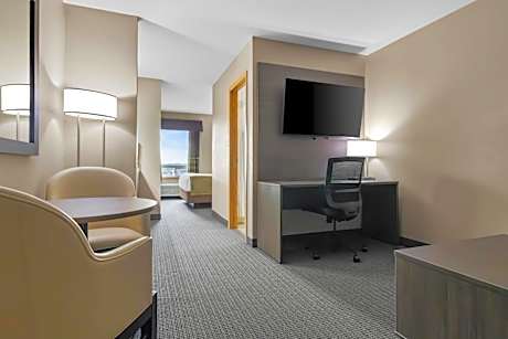 1 Queen Bed Suite Non-Smoking