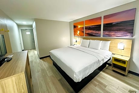 1 King Bed, Mobility Accessible Room, Bathtub w/ Grab Bars, Non-Smoking