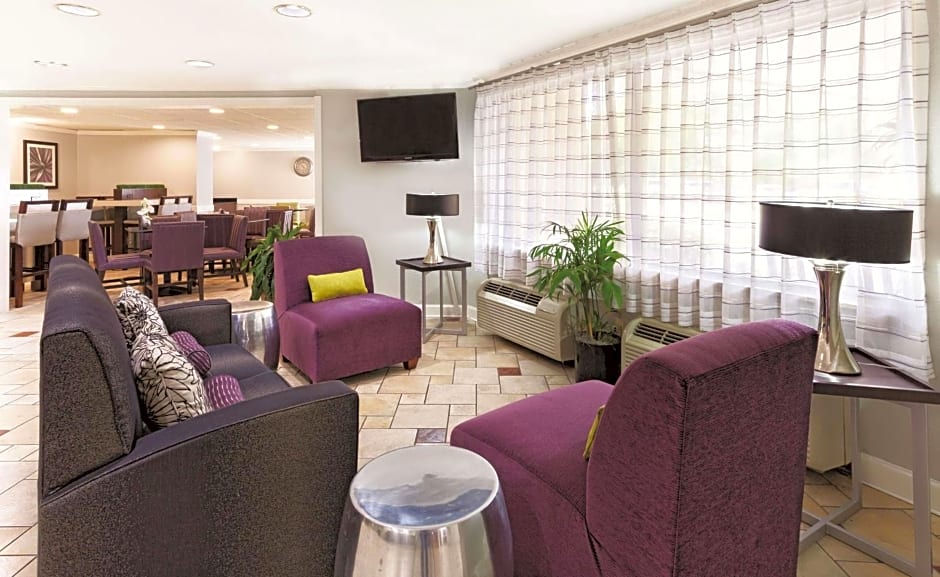 La Quinta Inn & Suites by Wyndham Miami Airport East