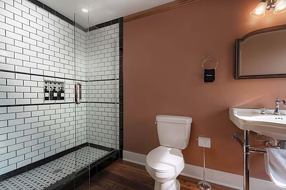 The NuWray Hotel & Carriage House
