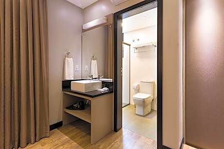 Premium Suite Triple with double bed