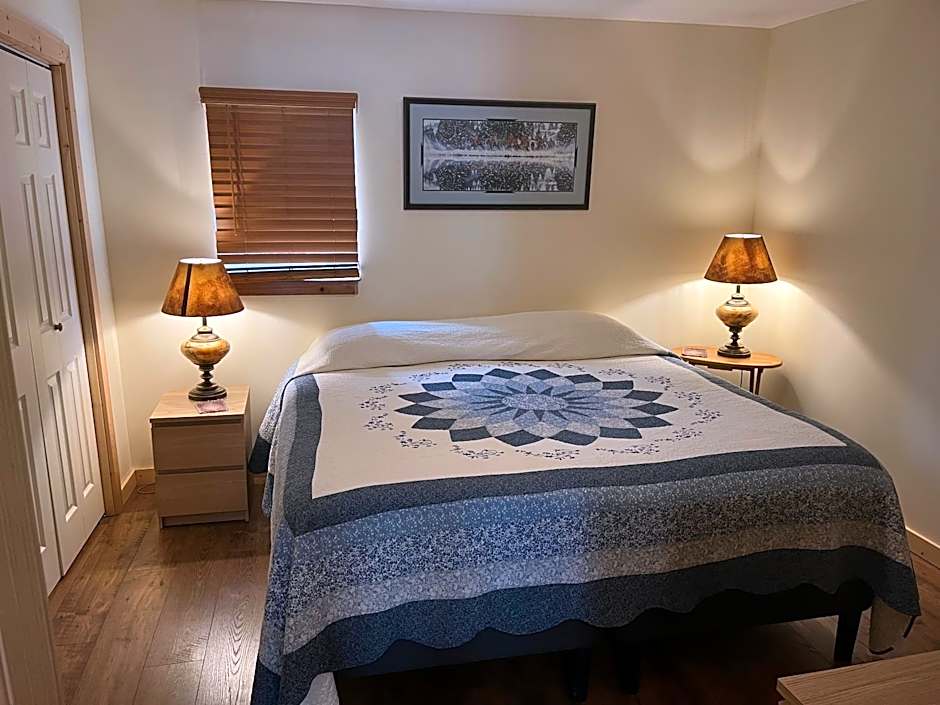 Creekside Downtown Vacation Suites, Only Adults 25 or older