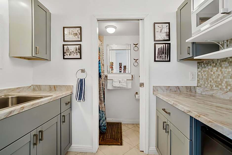 DOWNTOWN Hawaiian Theme Condo with Hot Tub, Pool & Beach - Kona Islander Inn