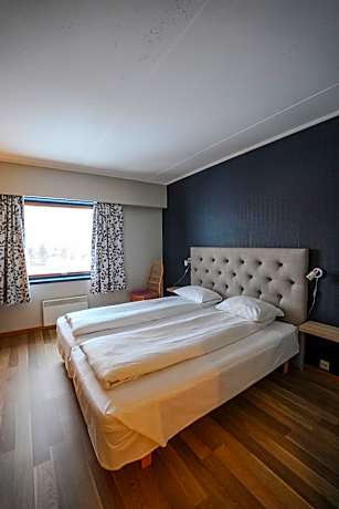 Family Room with Mountain View