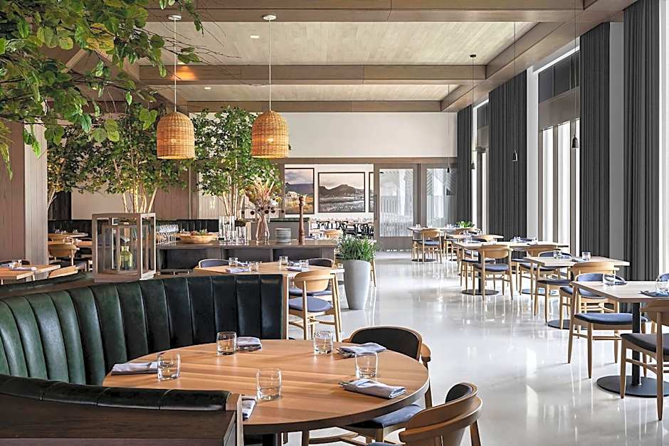 Renaissance Milwaukee West Hotel