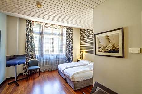 Superior room with Lutry town view