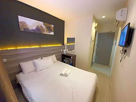 Queen Room With Window