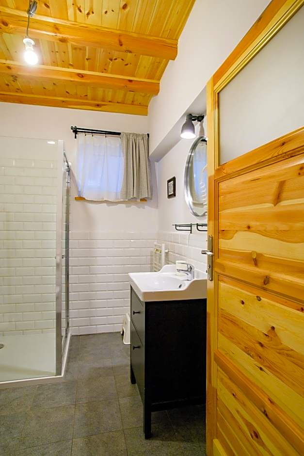 Domki Kaszuby - jezioro las i zoo w Szarlocie