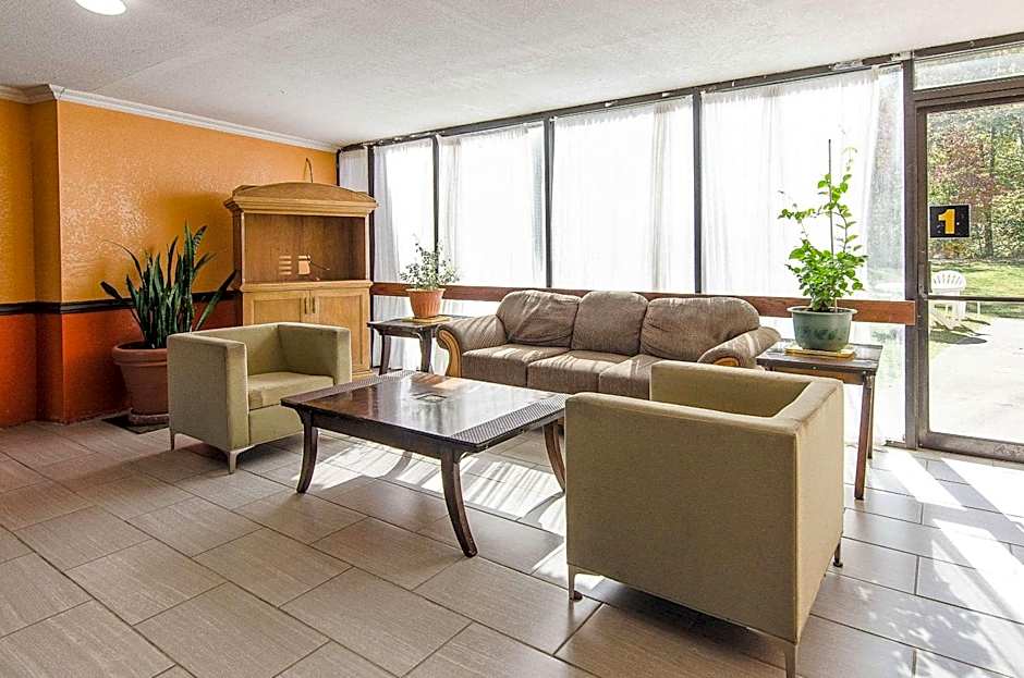 Econo Lodge Inn & Suites Norton - Wise South