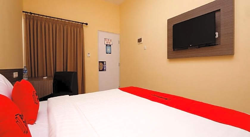RedDoorz Plus near Paragon Mall Semarang