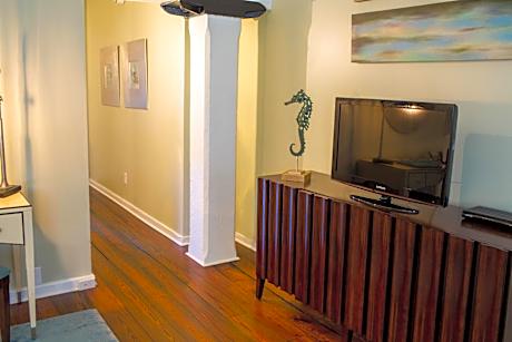 One-Bedroom King Suite with Street View - Stair Access Only
