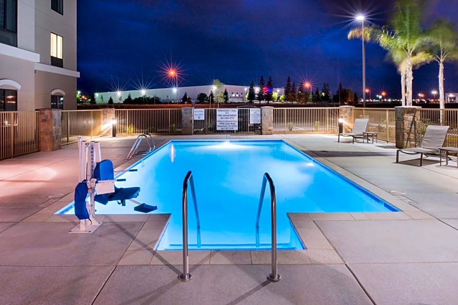 Holiday Inn Express & Suites BAKERSFIELD AIRPORT