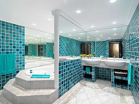 One-Bedroom Apartment Suite with Jacuzzi (2 Adults + 1 Child)