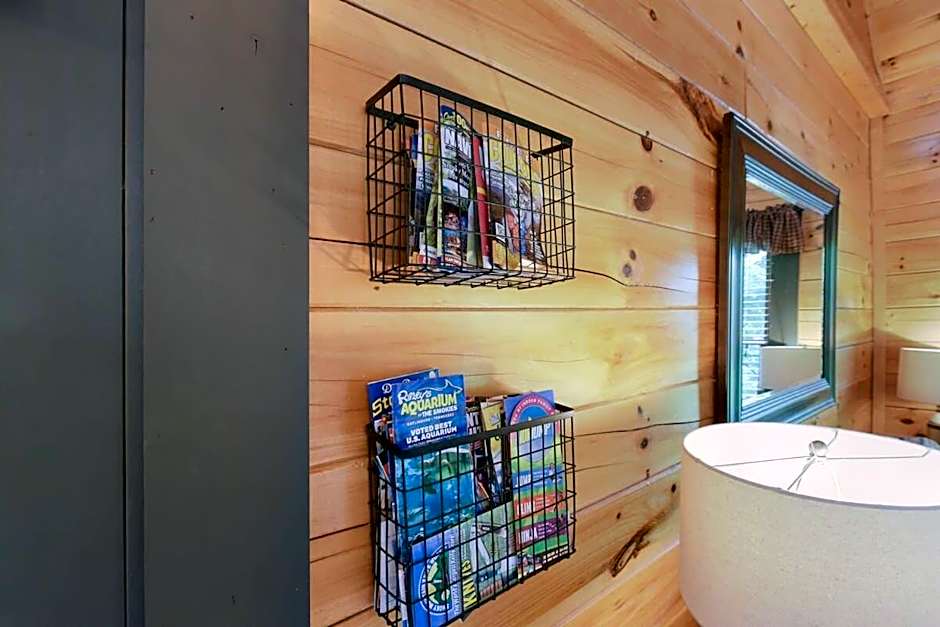 Ryes and Shine Bootlegger's Cabin! Hot Tub* Pool* Arcade* Billiards *EV * Pet Friendly