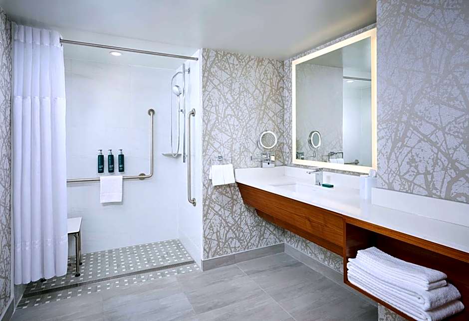 DoubleTree by Hilton Windsor Hotel & Suites