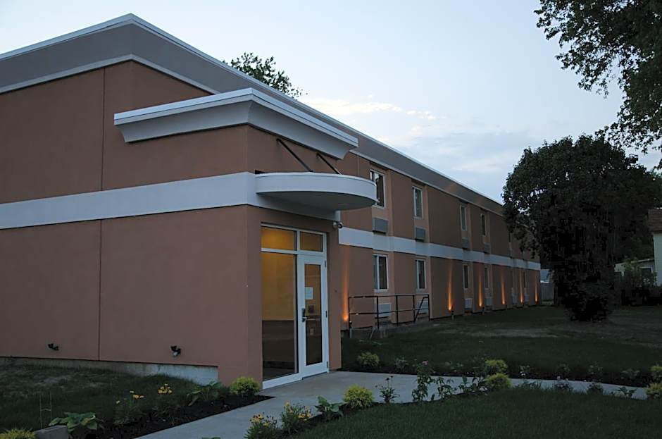 Aashram Hotel by Niagara River