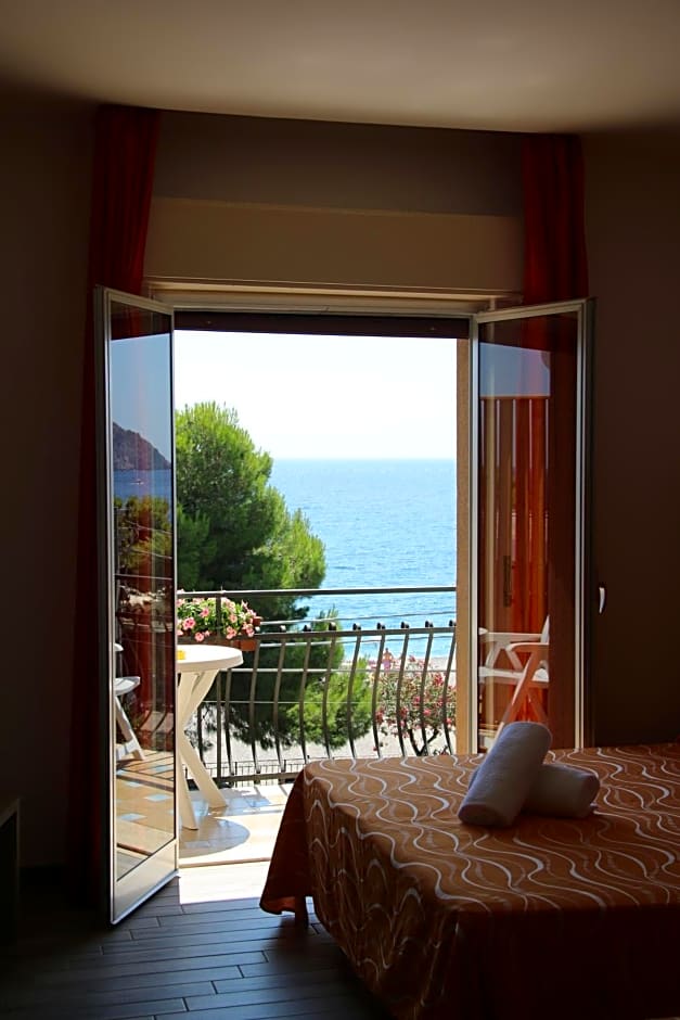 ChrisMare Hotel