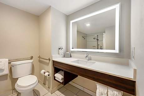 King Room - Mobility Access/Roll in Shower - Non-Smoking