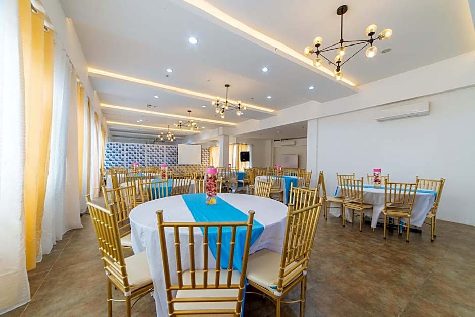 RedDoorz Plus near Gaisano Mall Kalibo - Vaccinated Staff