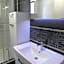 Martin City Stay - Elegant Apartment with Private Parking