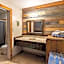 The Historic Leakey Inn