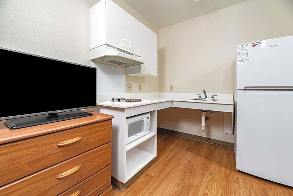 HomeTowne Studios Fresno - West