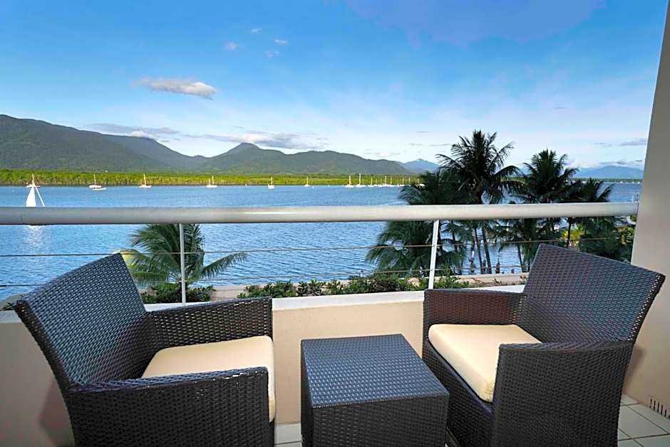 Hilton Cairns