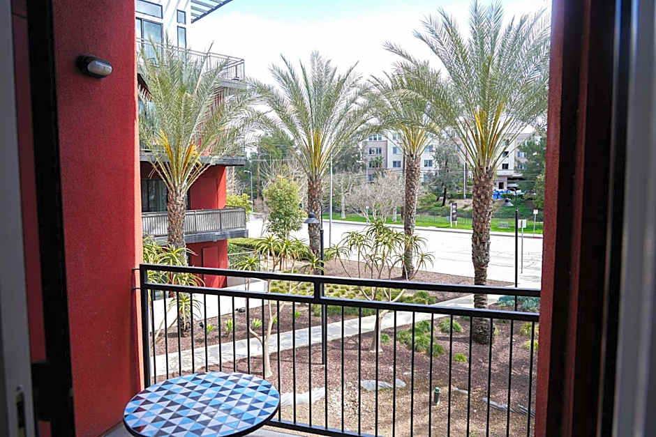 Luxury furnished & Designed 2 Bedroom Part Hotel in Woodland Hills