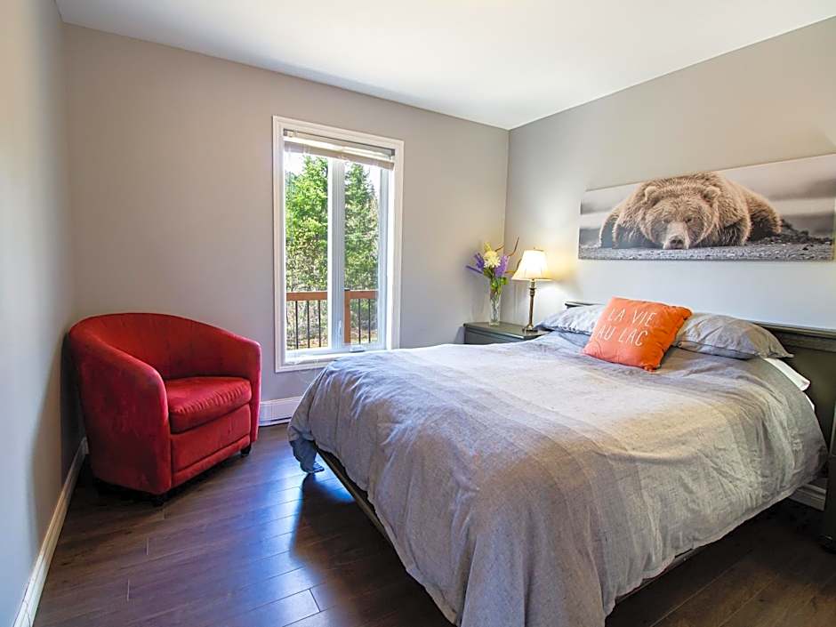 Relax with Mountain Views, Hot tub and Fireplace