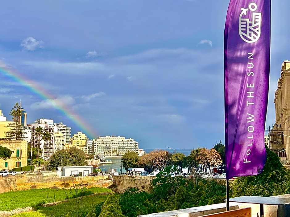 Follow the Sun Boutique Hostel - Pool, Breakfast & Sea Views