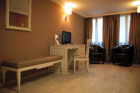 Executive Room with One Queen and One Single Bed