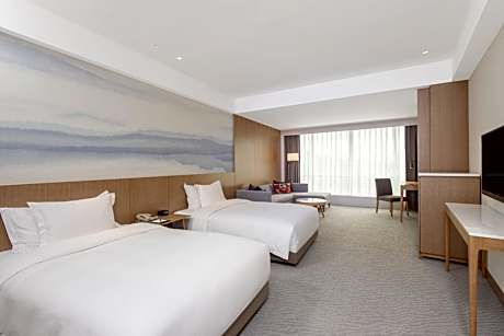 2 Double Standard Lounge Access