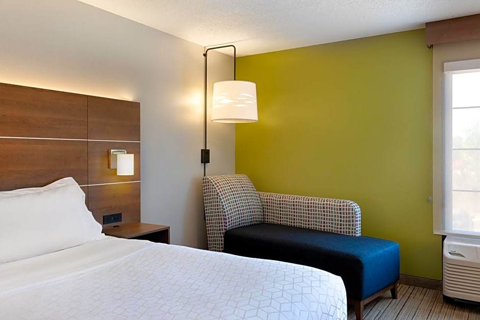 Holiday Inn Express & Suites Milton East I-10, an IHG Hotel