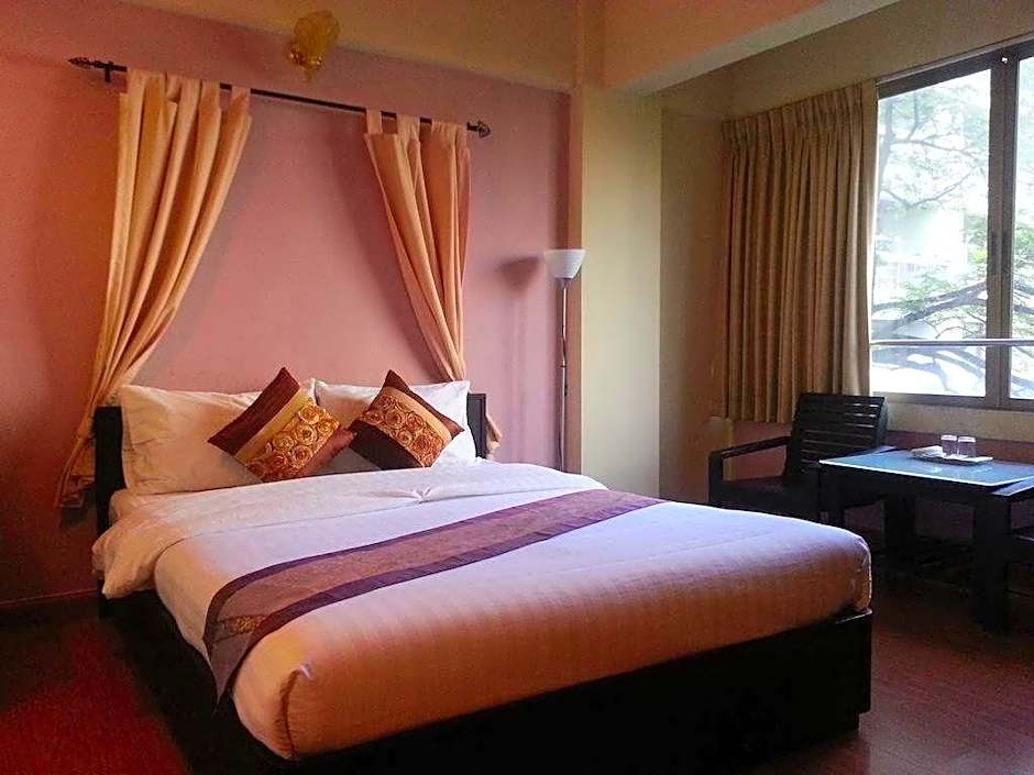 Crown Bts Nana Hotel