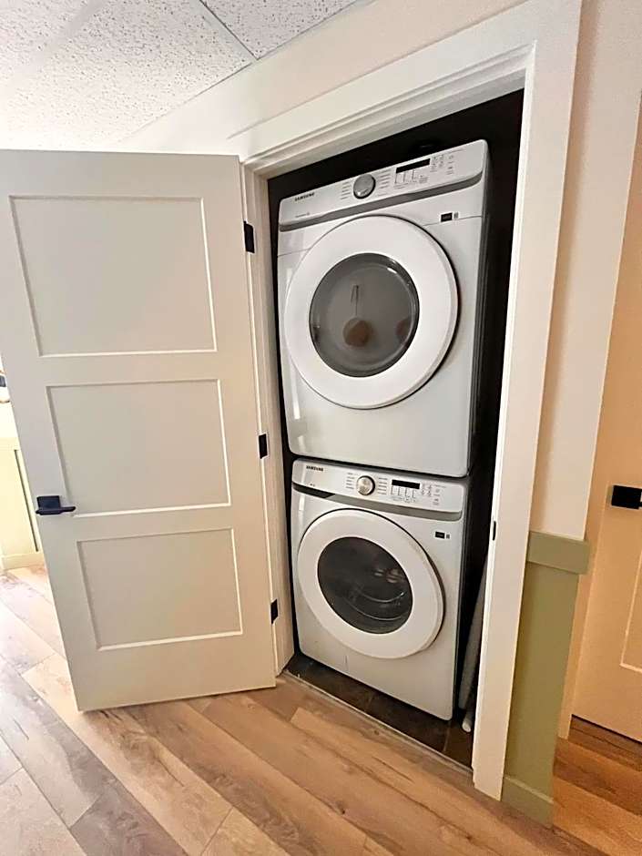 Three Peaks Getaway Jacuzzi Suite - sleeps 4