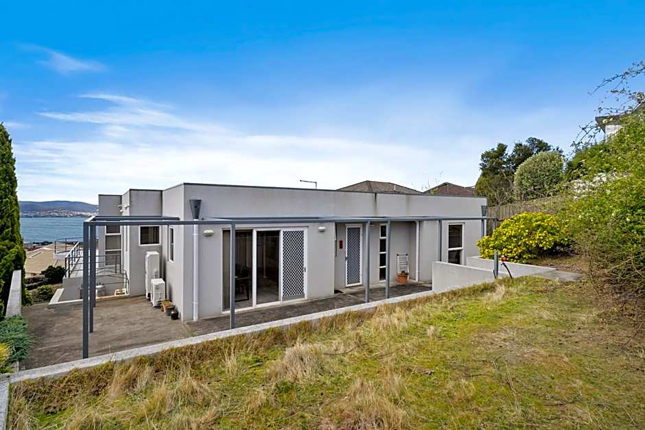 Super nice house with sea view free parking