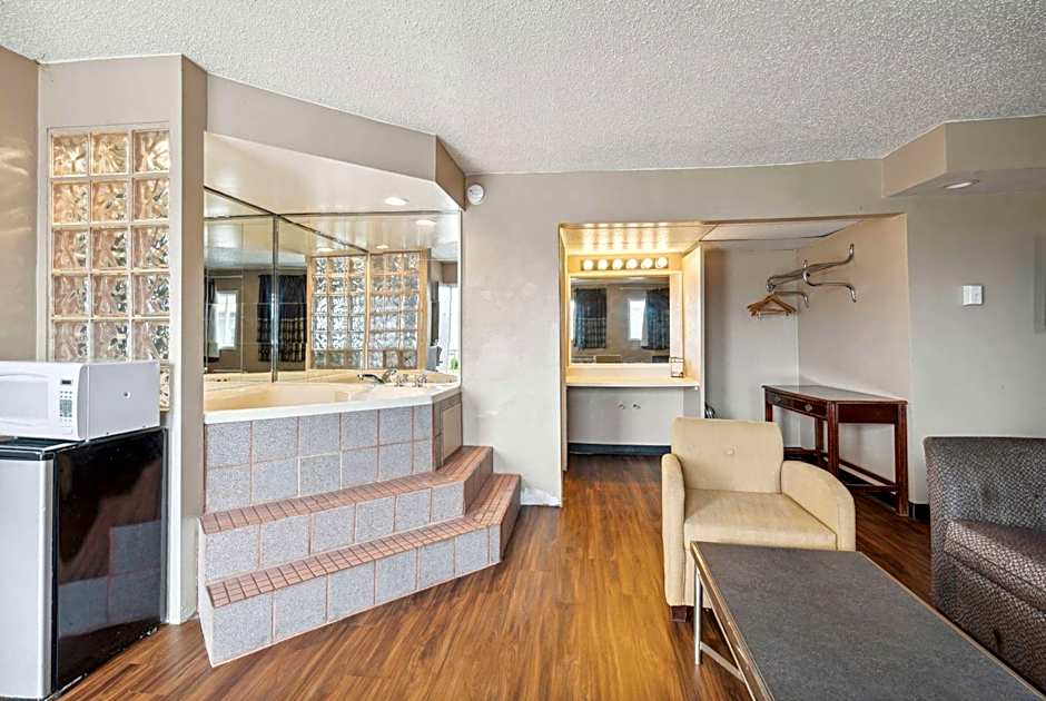 Super 8 by Wyndham Millbury/Toledo