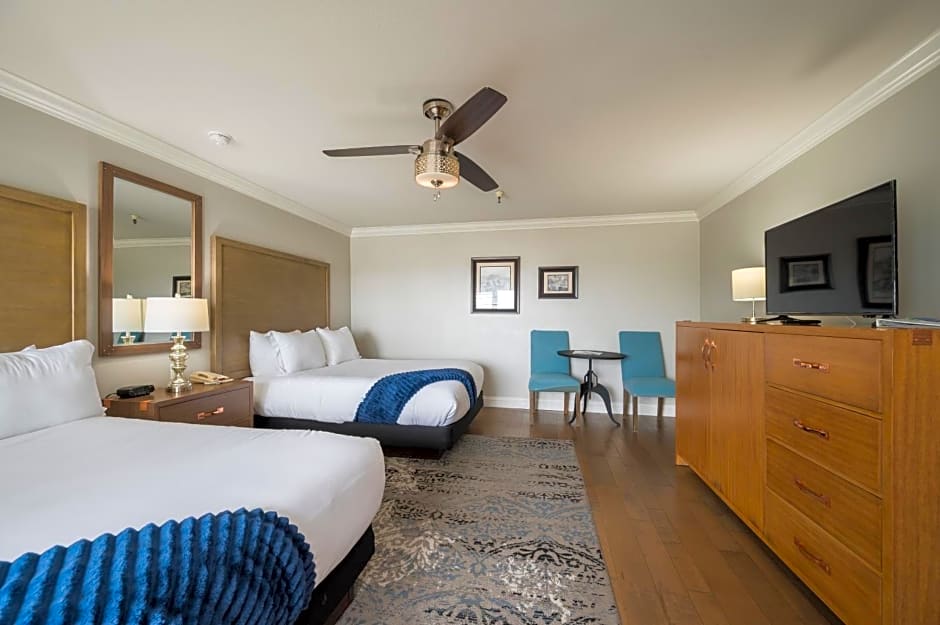 456 Embarcadero Inn & Suites