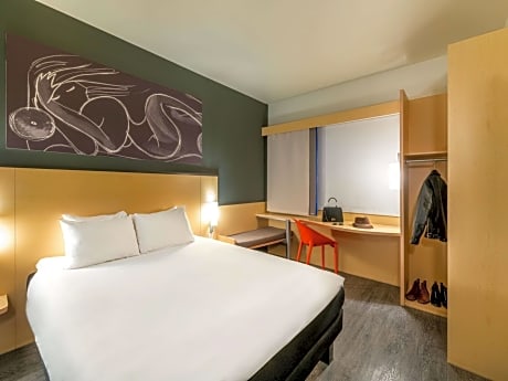 Standard Room with queen-size bed