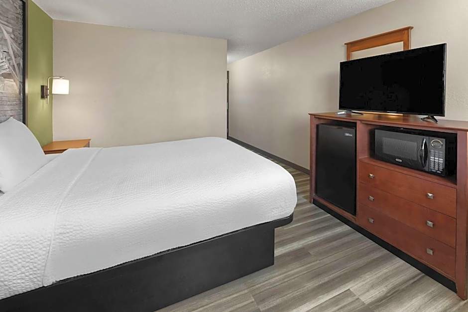 Super 8 by Wyndham Winona MN