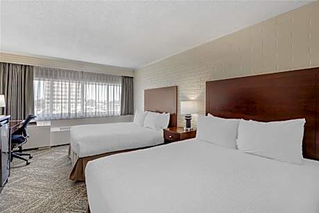Suite - 2 Queen 2 Single Beds Non-Smoking Family Room Wi-Fi Refrigerator Full Breakfast