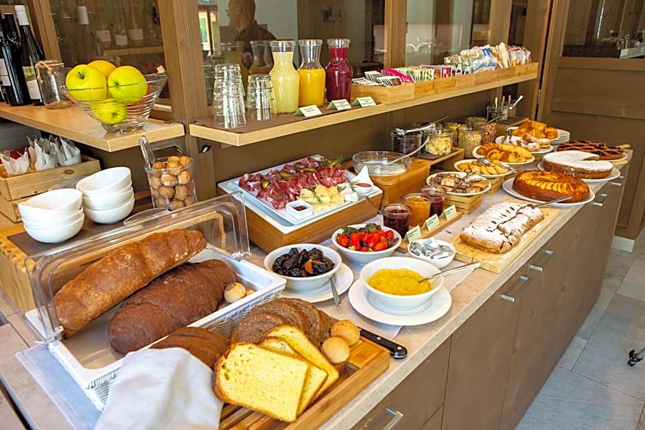 Chalet Tovel - Mountain Lake