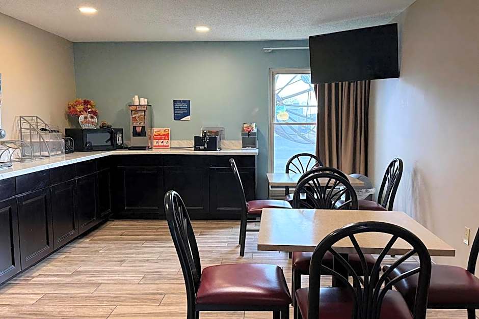 Super 8 by Wyndham Evansville North