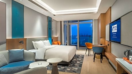 Superior King Room with River View