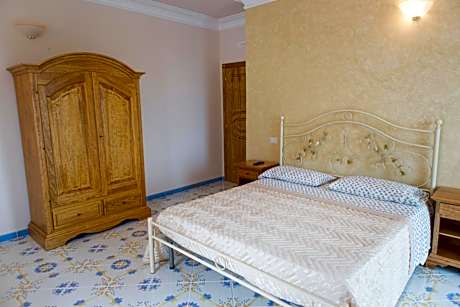Deluxe Double Room with Balcony and Sea View