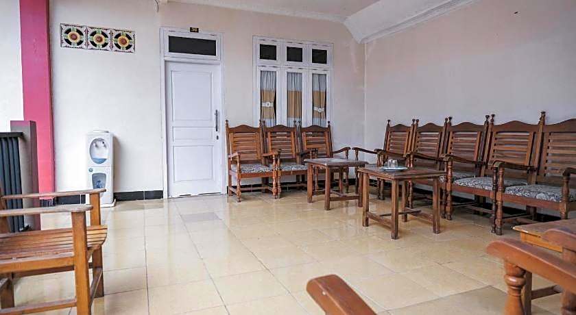 RedDoorz Syariah near Kebun Raya Liwa