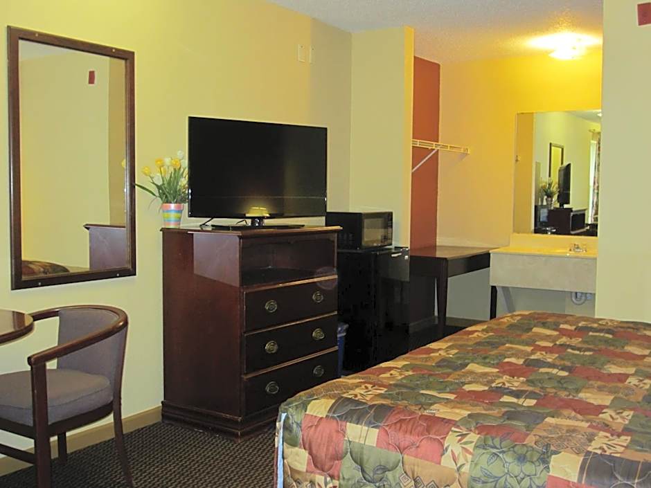 First Western Inn - Fairmont City