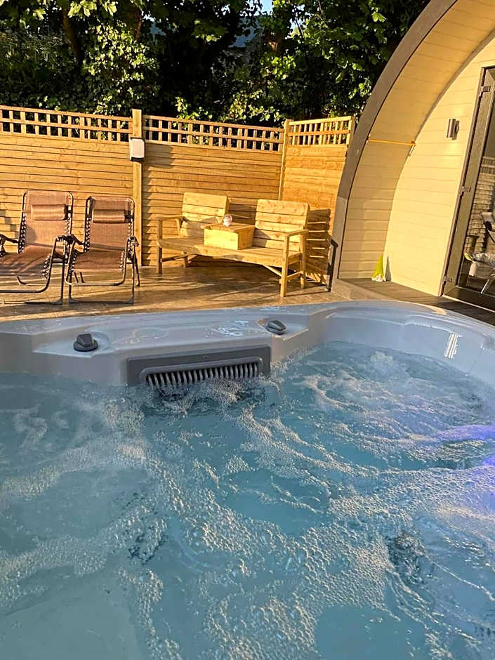 Paddock Pod - Sleeps 4 & Roofed Over Private Hot Tub & NEW SAUNA