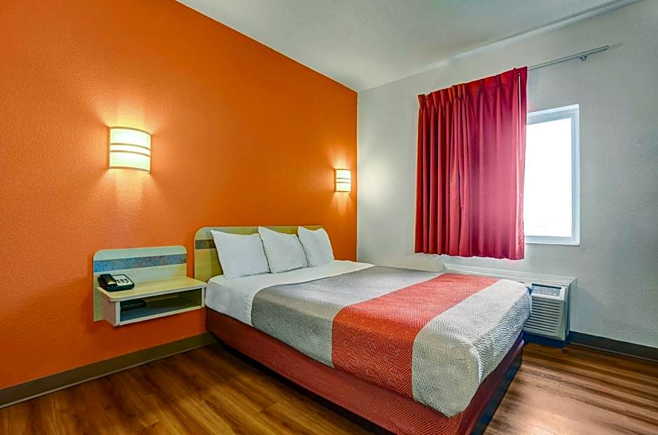 Howard Johnson by Wyndham Lemoore