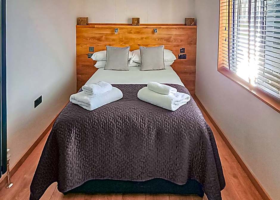 Cherry Bird Lodge Escape